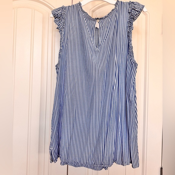 Flutter sleeve top 🩵 - Picture 2 of 3